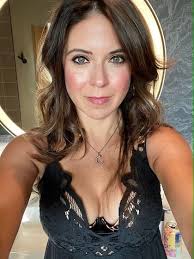 Vendía fotos eróticas, se enteraron en la escuela de sus hijos y los  echaron