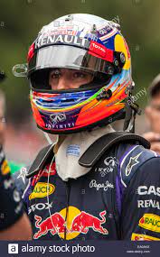 Auch wenn max verstappen das design komplett umarbeiten ließ (von jens munser), ist trotzdem klar, wer den helm aufhat. Daniel Ricciardo Fahrer Fur Die Formel 1 Infiniti Red Bull Team Gesehen Tragt Seinen Helm In Der Innenstadt Von Austin Texas Stockfotografie Alamy