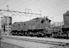 ef１３ 26号機 宇都宮機関区所属 ファンにはよく知られた話ですが この機関車の箱型ボディーは ef５８ 26からもらったものです 当初は凸型だったものを改良時に載せ替えました さて58の方は 下の写真のようなボディーに変更されたことは言 機関車 市電 東京タワー