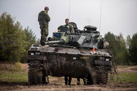 Försvarsmakten leds av överbefälhavaren (öb) och består av: Yrkessoldater En Parentes I Forsvarsmaktens Utveckling Kungl Krigsvetenskapsakademien