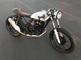 Cafe racer là dòng xe mô tô mang tính cổ điển độc đáo, luôn tạo ra sức hút với nhiều người đặc biệt là các chàng trai phủi bụi chính sự độc đáo mang phong cách cổ điển của dòng xe cafe racer mà giới trẻ việt nam đang ngày càng yêu thích phong cách này. Suzuki Ts400 Cafe Racer By Metal Works Utah Bikebound