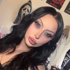 Iris Muniz's Instagram, Twitter & Facebook