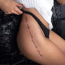 So putting a tattoo here means that you'll either have to ink a smaller design or in order to put a large tattoo you would have to lengthen your hip tattoo design to rib side or thigh component. Tatouage De La Hanche Hip Tattoos Women Side Hip Tattoos Hip Tattoo