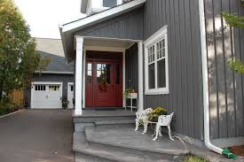 Although so, you can create an even more stylish visual when you add some other tones and elements to the design. Dark Grey And White House Exterior Novocom Top