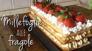 Farcite la base con la crema ed aggiungete 1/3 delle fragole, distribuendole in modo sparso sulla crema. Millefoglie Alle Fragole Ricetta Veloce Con Pasta Sfoglia Pronta Youtube