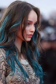 Blaue Haare Langes Haar Blaue Strahnen Bei Schwarzen Haaren Helle Haut Matter Lippenstift Coole Frisuren Blaue Haare Bunte Haare
