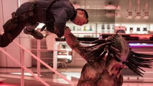 A worker wearing the predator killer suit. Predator Upgrade Film 2018 Trailer Kritik Kino De