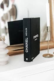 Livre Chanel Catwalk En 2020 Chanel Karl Lagerfeld Fond D Ecran Simple