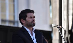 Provavelmente não foi por acaso que, na pose para a fotografia, pedro ficou à direita do líder do partido. Dianafm Andre Ventura E Candidato A Assembleia Municipal De Moura