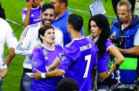 رونالدو وجورجينا ويتوسطهما رونالدو جونيور. Ø¬ÙˆØ±Ø¬ÙŠÙ†Ø§ ØªØ´Ø¹Ù„ Ø§Ù„Ø­Ø±Ø¨ ÙÙŠ Ø£Ø³Ø±Ø© Ø±ÙˆÙ†Ø§Ù„Ø¯Ùˆ