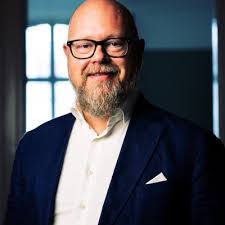 Robin Bard's Instagram, Twitter & Facebook