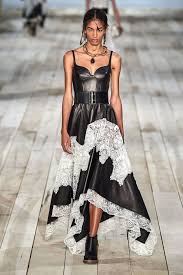 Alexander Mcqueen Pret A Porter Printemps Ete 2020 Defiles Vogue Paris Alexander Mcqueen Fashion Week Style Couture