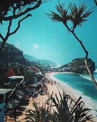 Senyum mereka merekah yah siapa juga yang tak senang setelah disiksa dengan skripsi dan ujian. 10 Pantai Di Yogyakarta Yang Menyimpan Cerita Seram Bikin Merinding