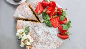 Scopri come preparare la torta con yogurt e frutta secca, un dolce light facile da preparare, perfetto da portare in tavola per una merenda sfiziosa. Torta Allo Yogurt Greco E Fragole Morbida E Gustosa Con I Pezzetti Di Frutta