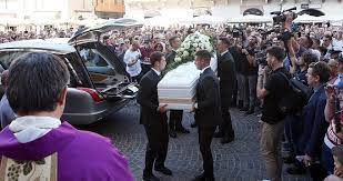 Nadia toffa non ce l'ha fatta. LÊ¼ultimo Saluto A Nadia Toffa Folla Ai Funerali Tgfuneral24