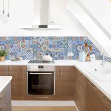 Generell spricht nichts dagegen, die neuen fliesen auf die alten aufzutragen, obwohl sich darunter eine fußbodenheizung befindet. Kuchenruckwand Glas Auf Fliesen Kleben Caseconrad Com