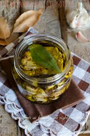 Riunire le striscioline di melanzane in uno scolapasta, alternando con del sale grosso: Melanzane Grigliate Sott Olio Conserva Come Fare Ricetta