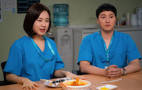Dizi, bir hastanedeki sağlık personelinin ve hastaların etrafında dönmektedir. Hospital Playlist Season 2 Release Date Plot Details And Everything We Know So Far