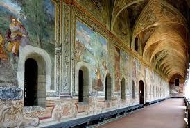 Santa chiara is a religious complex in naples, italy, that includes the church of santa chiara, a monastery, tombs and an archeological muse. Complesso Monumentale Di Santa Chiara Chiostro Maiolicato