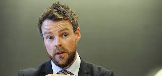 Torbjørn røe isaksen er en norsk politiker for høyre, som siden 2013 er statsråd i erna solbergs regjering. Nyhende Arbeidsliv Torbjorn Roe Isaksen Hjemmekontor Ikke Et Lovlost Omrade