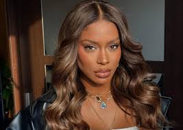 Gringa expõe MC Rebecca como amante após descobrir traição do namorado