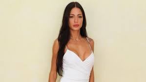 The pretendants are people interested in them who try to make them fall in love with them. Les Princes Et Les Princesses De L Amour 4 Alix Et Bastien Se Clashent Un Candidat De Tele Realite Connu Debarque Pour La Seduire Replay De L Episode 19 Melty