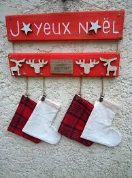 plaque joyeux noel en bois et ses petites bottes surprises decorations murales par ptitecrea noel joyeux noel deco noel