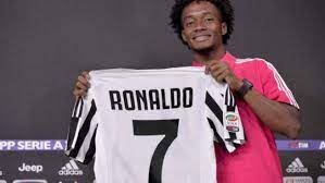 Mais finalement il n'en serait rien. Cuadrado Le Lanza Un Mensaje A Cristiano Ronaldo Tras Cederle El Numero Siete De La Juventus