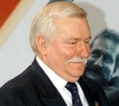 Chyba zauważył to nawet lech wałęsa, bo na swoim profilu na facebooku, na którym przeważnie komentuje stricte polityczne wydarzenia, wrzucił zdjęcie sprzed. Jak Lech Walesa Dotarl Na Strajk W Stoczni Gdanskiej