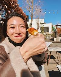 仕事以外でもウェアかスウェットしか着ないので、ものすごくレアな私服姿笑  何かを頑張る自分も好きだけど、それと同じぐらい頑張らない自分も好きになれた今日この頃🫠 美味いお団子を食べて幸せでした🍡  あったかくなってきたのでそろそろパークヨガ再開しますよん…🌱 4 ...