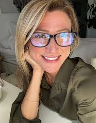 Veronica Walden's Instagram, Twitter & Facebook