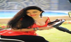 صافيناز نشرت الفنانة الاستعراضية صافيناز مجموعة صور لها عبر حسابها الرسمى على موقع إنستجرام استورى وظهرت صافيناز جالسة مرتد Wonder Woman Lip Liner Superhero
