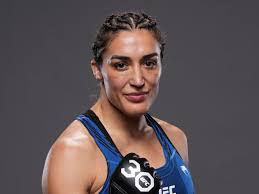 Amanda Lemos's Instagram, Twitter & Facebook