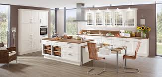 Die Chalet 885 In Weiss Matt Ist Eine Wohnkuche Im Landhausstil Und Schafft Gemutliches Flair Naturliche Formen Und Sch Landhauskuche Haus Kuchen Einbaukuche
