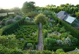 Wilkins Pleck Staffordshire Quadrangle Parterre With Red Brick Pathways Knot Garden On The Left With Yellow And White Garten Und Reisen
