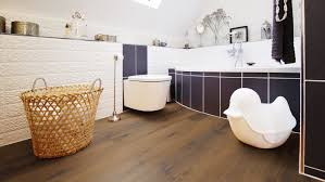 Rein optisch ähnelt es echtholzparkett, ist im vergleich dazu aber deutlich die laminatböden sind für alle wohnräume, jedoch insbesondere für küche, bad und andere stark beanspruchte bereiche empfehlenswert. Feuchtraumlaminat Fur Kuche Und Bad Planeo