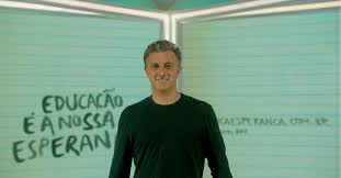 Com viés social, inspiradores para a audiência, serão um dos pilares do novo programa. Com Luciano Huck Marca Domingao Sera Mantida Meio Mensagem