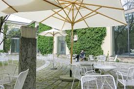 ˈʔɛŋlɪʃɐ ˈɡaʁtn̩, english garden) is a large public park in the centre of munich, bavaria, stretching from the city centre to the northeastern city limits. Cafe Glyptothek Munchen Restaurant Bewertungen Telefonnummer Fotos Tripadvisor