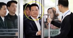 김학의 전 법무부 차관의 성범죄 및 뇌물 수수 의혹을 수사 중인 검찰 과거사위원회는 '김학의 동영상'을 만든 건설업자 윤중천씨 5촌 조카 a씨, 윤 씨가 대표로 있었던 d 건설업체 대표 b씨를. ë³„ìž¥ ì„±ì 'ëŒ€ ìœ¤ì¤'ì²œ ë™ì˜ìƒ ì† ë‚¨ìž ê¹€í•™ì˜ ìž¬í™•ì¸ ì„œìš¸ì‹ ë¬¸