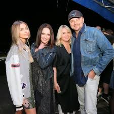 Rotaru, nicknamed bukovinsky solovey, emerged in 1966 as a pop folk star in the movie solovey iz sela marshintsy in the romanian and. Semya Sofii Rotaru Podelilas Prazdnichnym Foto Segodnya