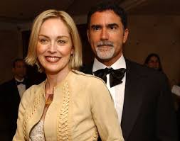 Sharon vonne stone is an american actress, producer, and former fashion model. Wer Hat Sharon Stone Datiert Hier Ist Die Liste Ihrer Ex Ehemanner Und Freunde