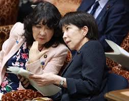 衆院第一委員室で、片山さつき 財務大臣と言葉を交わす高市早苗 総理。