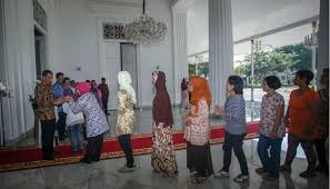 Hari raya aidilfitri merupakan perayaan yang disambut oleh umat islam di seluruh dunia tidak kira bangsa sama ada arab, inggeris, melayu. Ingin Ikut Open House Jokowi Di Istana Perhatikan 3 Hal Ini Nasional Tempo Co