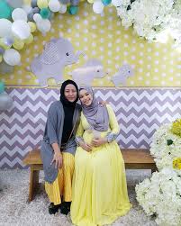 Sari yanti binti dato' mohamad nazari (lahir 9 november 1984) merupakan seorang pelakon dan model wanita malaysia. Majlis Baby Shower Sari Yanti Terlajak Comel Ramai Tak Sabar Menanti Jepsari Junior Nona