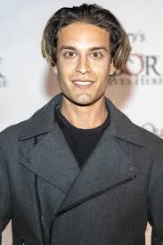 Lucas Asher Deltar Boklansering Tub Vol Cinematic Pictures Group Gallery —  redaktionellt stockfoto © info@photographybyeugene.com #358302812