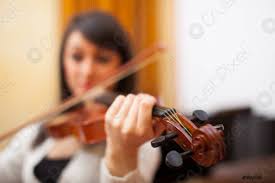 Ce moment où il comprit qu'il allait passer une bonne soirée la merveilleuse histoire de dylan une fille fait un high five à bumblebee il perd sa roue en pleine route, la suite va vous surprendre le masque parfait pour snapchat sa copine va le tuer. Jeune Musicienne Qui Joue Son Violon Stock Photo Crushpixel