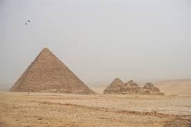 Monumentaler, über einer quadratischen grundfläche spitz zulaufender grabbau altägyptischer könige, geometrischer körper mit einem vieleck als grundfläche und einer. Hope S Pyramide Draussen Offnen Sie Das Tausendjahrige Mysterium Der Pyramide Von Heops