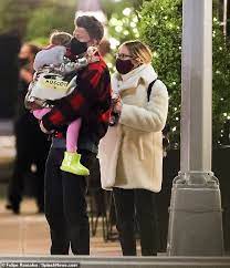 Check out full gallery with 3126 pictures of scarlett johansson. Snl Funnyman Colin Jost Is A Doting Step Dad As He Carries Scarlett Johansson S Daughter Rose Aktuelle Boulevard Nachrichten Und Fotogalerien Zu Stars Sternchen