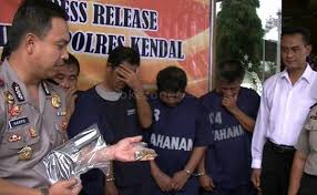 Check spelling or type a new query. Dua Warga Surabaya Pergi Ke Semarang Jual Emas Bersertifikat Palsu Okezone News