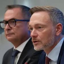 Frank Pater's Instagram, Twitter & Facebook